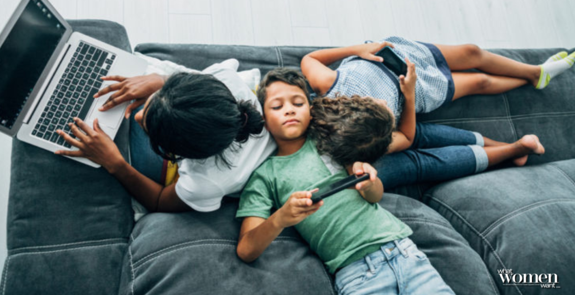 تأثير الوقت الزايد قدام الشاشات على الصحة النفسية لأولادنا وإيه بدائلها؟