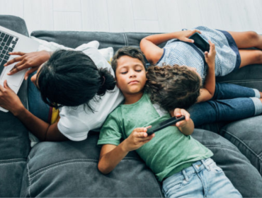 تأثير الوقت الزايد قدام الشاشات على الصحة النفسية لأولادنا وإيه بدائلها؟