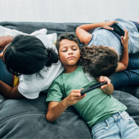 تأثير الوقت الزايد قدام الشاشات على الصحة النفسية لأولادنا وإيه بدائلها؟